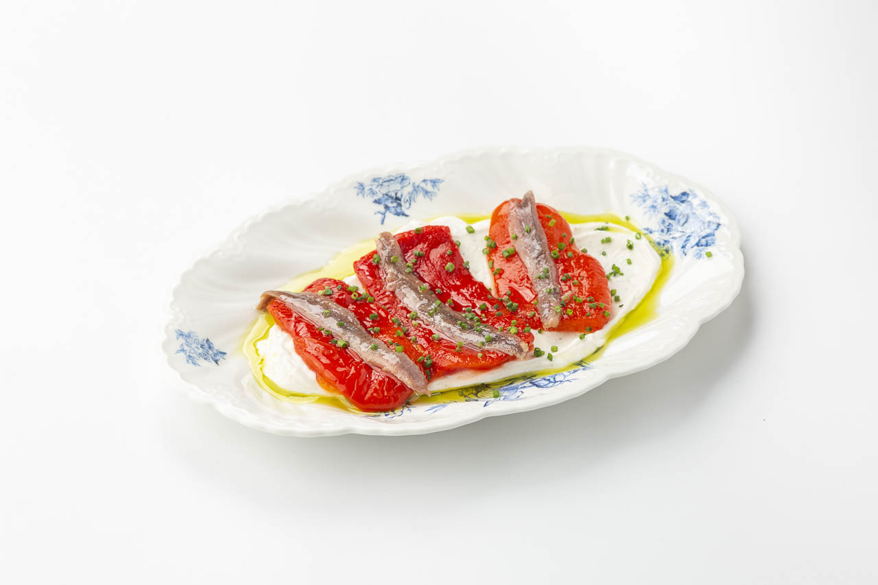 Запеченный перец с анчоусами и кремом из сыра фета