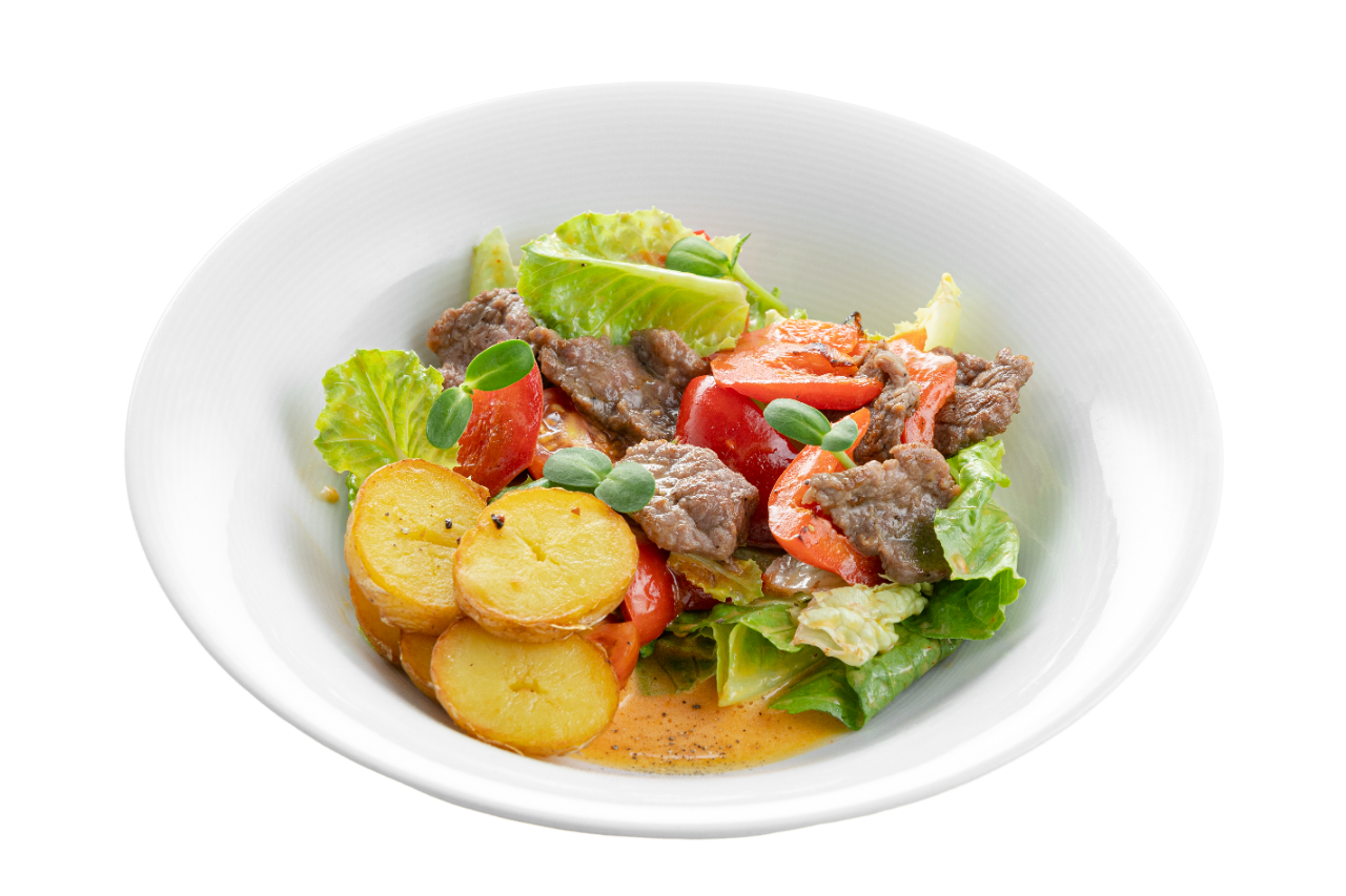 Салат с говядиной, томатами и печёным картофелем
