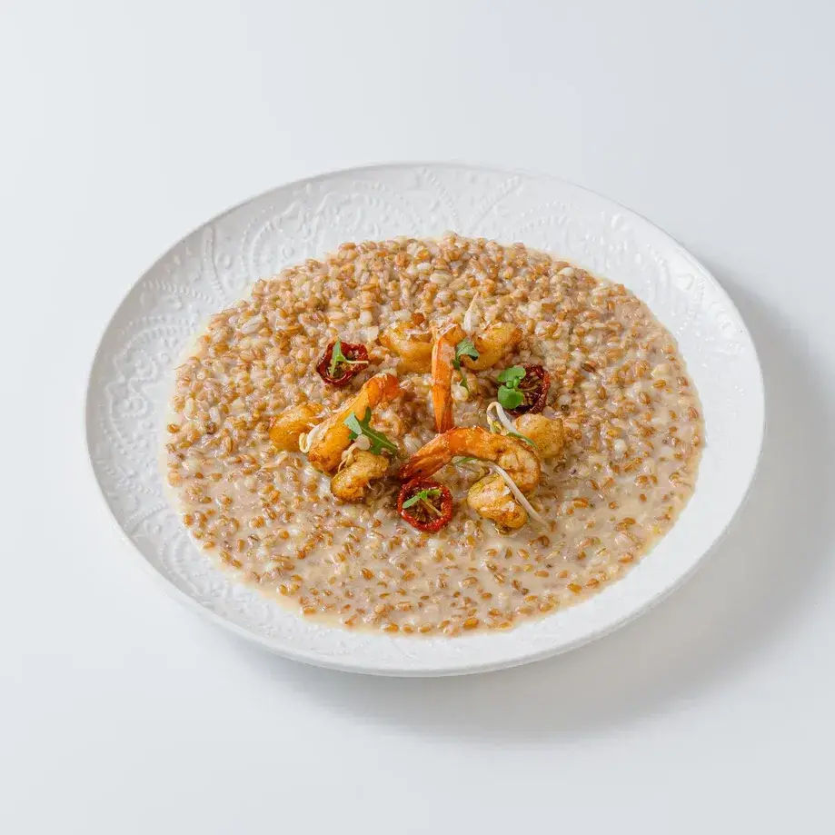 Кремовое ризотто из спельты с обжаренной креветкой и пряным томатом 